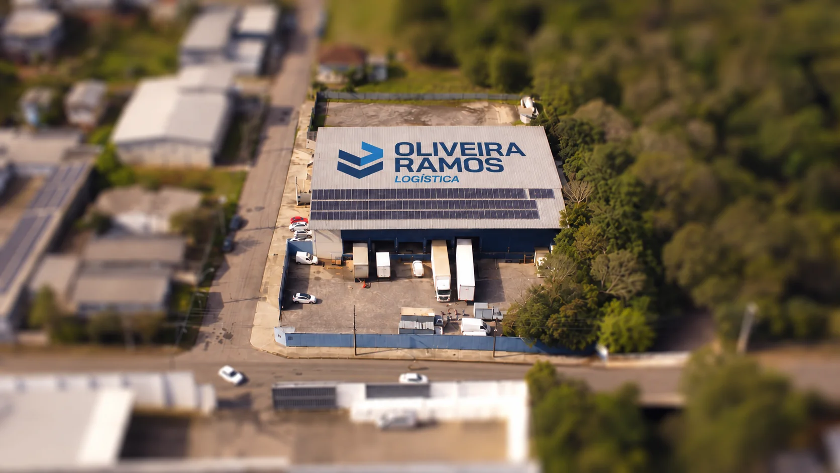Vista aérea da sede da Oliveira Ramos Logística, com docas e pátio